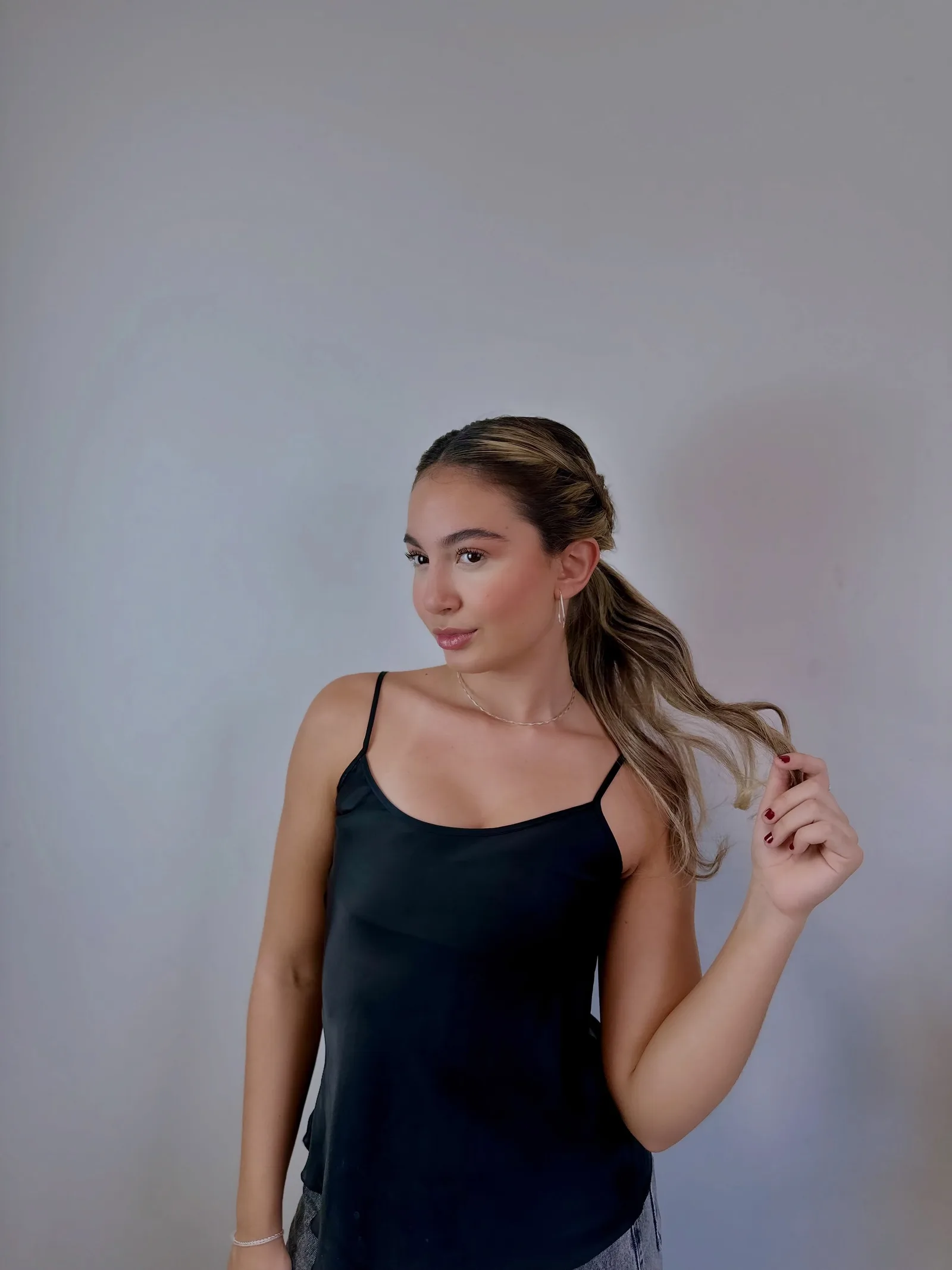 Modelo usando argola e colar fino em prata 925