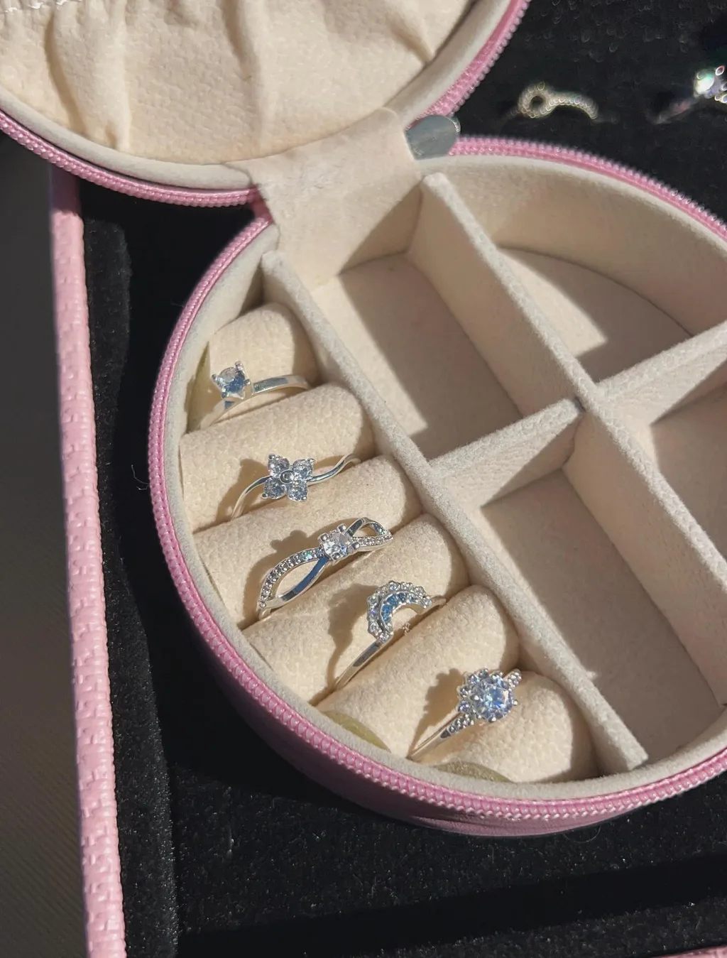 Porta-joias rosa com cinco anéis em prata 925